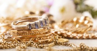 انخفضت أسعار الذهب يوم الثلاثاء مع صعود الدولار وارتفاع العائد على سندات الخزانة الأمريكية في الوقت الذي استمر فيه هدوء رد الفعل من جانب المستثمرين إزاء الخلاف بين الولايات المتحدة وإيران.