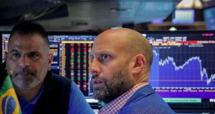 الدولار يدفع بالنفط إلى المنطقة الخضراء