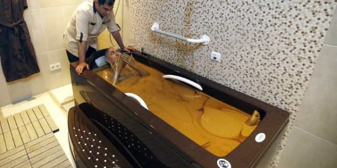 منتجع يقدم لزبائنه حمام من النفط!