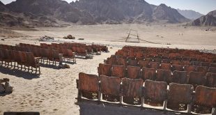 سينما مصرية قديمة مهجورة في قلب الصحراء.. تعرفوا على قصتها الغريبة