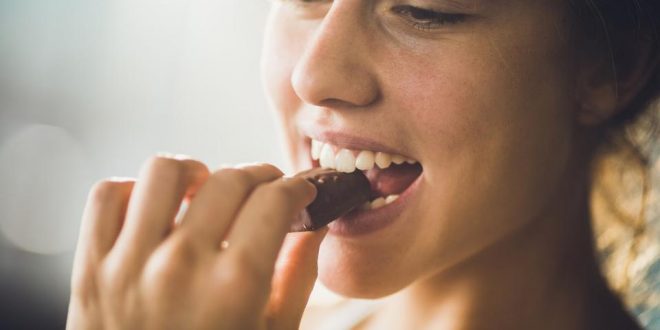 إياك والشوكولاتة ليلا.. هذا ما تفعله!