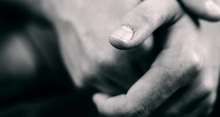 فرقعة الأصابع.. من أين يأتي ذلك الصوت؟ وهل هي مضرة بالصحة؟