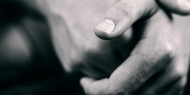 فرقعة الأصابع.. من أين يأتي ذلك الصوت؟ وهل هي مضرة بالصحة؟