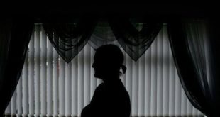 أم تنام مع سترة طفلها منذ 20 عامًا.. قصة مروعة !