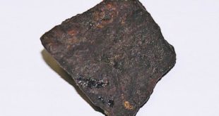العثور على حجر غريب يشبه الصخور النيزكية بجدة
