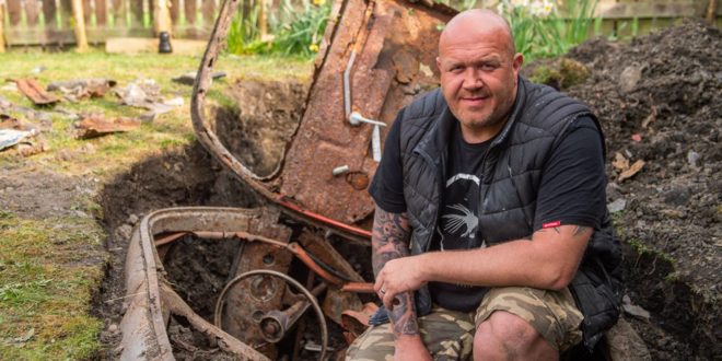 بريطانى يعثر على سيارة عسكرية تعود للحرب العالمية الثانية تحت منزله