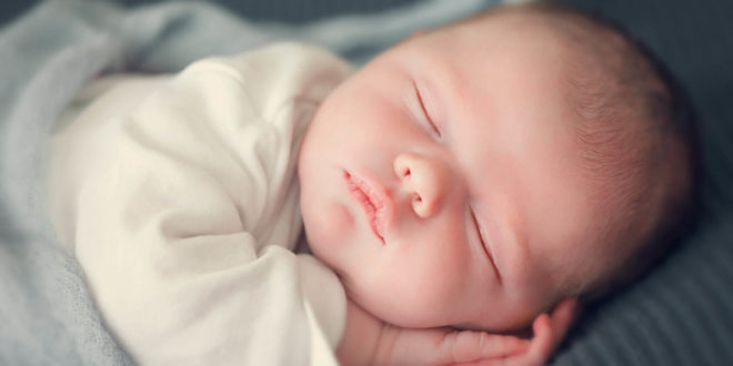 بعد إصابة طفله بكورونا.. أب يحذر المواطنين من ارتكاب خطأه