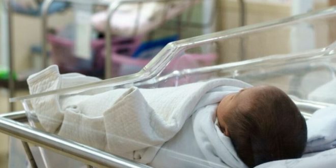خرج طفلها للحياة وماتت..أم مصابة بكورونا تفقد حياتها أثناء ولادتها