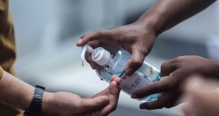 رجل يشرب مطهرًا لليدين بعد ادعاءات أن شربها يعالج الفيروس التاجى