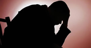 شاب يقتل والده بـ 10 طعنات ليمنعه من ضرب أمه