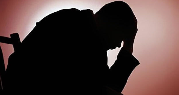 شاب يقتل والده بـ 10 طعنات ليمنعه من ضرب أمه