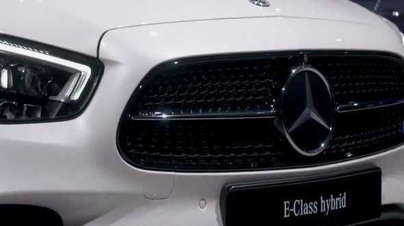 مرسيدس تكشف النقاب عن سيارتها الجديدة SL 2021 بملامح رياضية