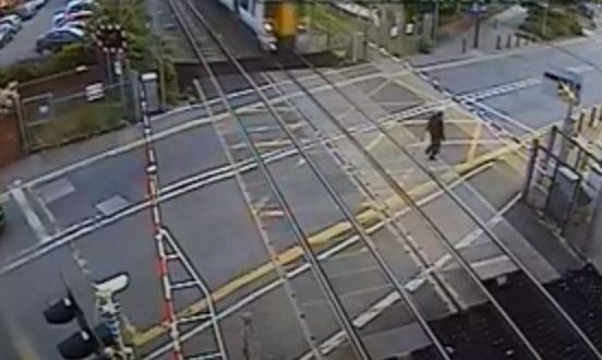 رجل متهور ينجو من الموت تحت قطار بأعجوبة فى بريطانيا