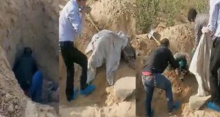 رجل يدفن والدته في قبر مهجور وهي على قيد الحياة