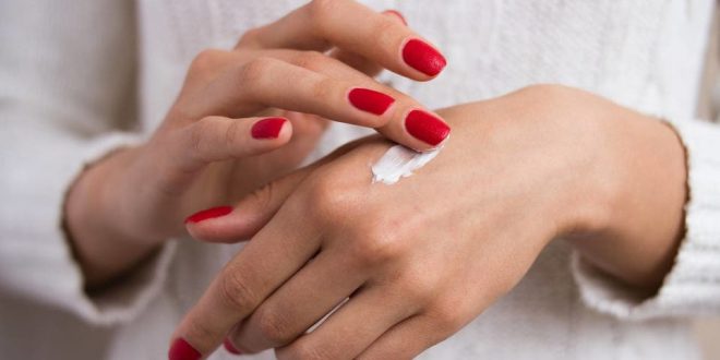 هكذا تحمين يديكِ من ظهور التجاعيد المبكرة عليها