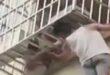 موقف بطولى من رجل صينى أنقذ طفلة تعلقت رأسها فى شرفة منزل
