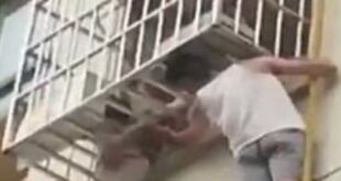 موقف بطولى من رجل صينى أنقذ طفلة تعلقت رأسها فى شرفة منزل