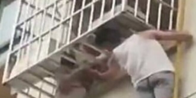 موقف بطولى من رجل صينى أنقذ طفلة تعلقت رأسها فى شرفة منزل