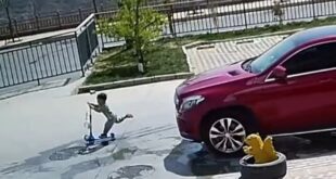 نجاة صبى صينى بأعجوبة بعد سقوطه تحت عجلات سيارة
