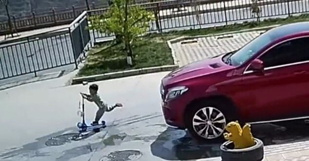 نجاة صبى صينى بأعجوبة بعد سقوطه تحت عجلات سيارة