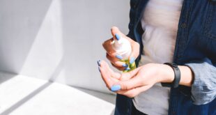 FDA تكرر تحذيرها من المعقمات المحتوية على الميثانول