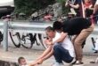 أب يعرض حياة ابنه للخطر بسبب رغبته فى تسجيل لحظة لا تنسى