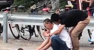 أب يعرض حياة ابنه للخطر بسبب رغبته فى تسجيل لحظة لا تنسى