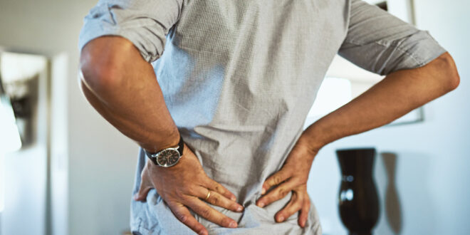 تعرف على الأسباب المختلفه لألم الظهر