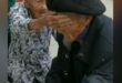 عجوز عمرها 100 عام تغطى عينى زوجها لتهدئة أعصابه أثناء سحب دم منه