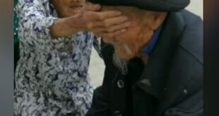 عجوز عمرها 100 عام تغطى عينى زوجها لتهدئة أعصابه أثناء سحب دم منه