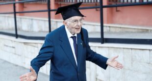 مسن يتخرج من الجامعة بعمر 96 عامًا