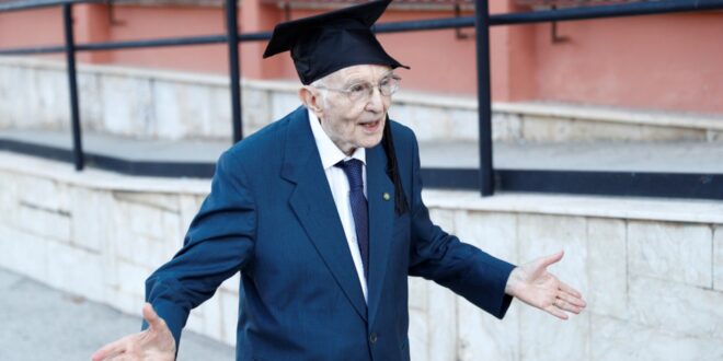 مسن يتخرج من الجامعة بعمر 96 عامًا