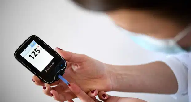 الصحة البريطانية تضع برنامجا لمرضى السكر يعتمد على العصائر والشوربة