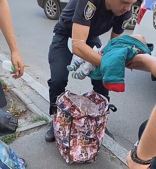 امرأة أوكرانية تضع طفلها فى حقيبة يدها والشرطة توقفها.. صور
