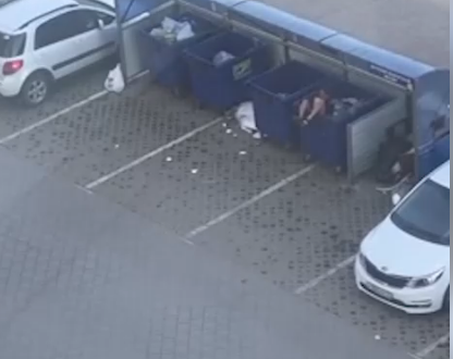رجل يلقى فتاة فى حاوية قمامة