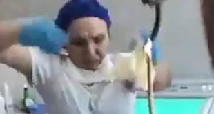 سيدة تبتلع أفعى بطول 4 أقدام خلال نومها