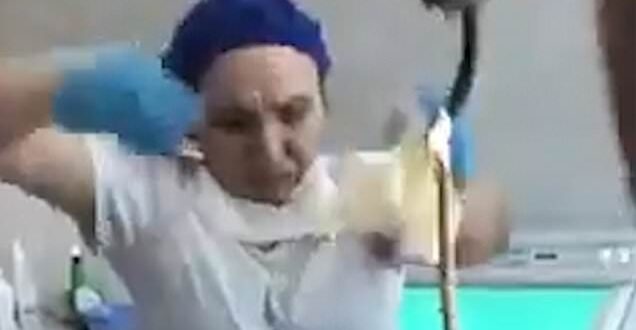 سيدة تبتلع أفعى بطول 4 أقدام خلال نومها