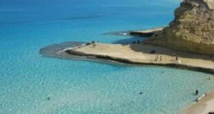 شاطئ عجيبة بمطروح قطعة فنية من إبداع الخالق.. صخوره سبب تسميته