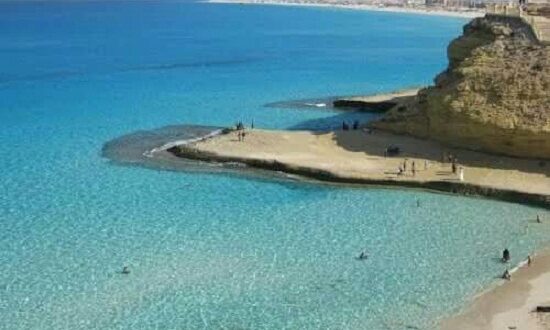 شاطئ عجيبة بمطروح قطعة فنية من إبداع الخالق.. صخوره سبب تسميته