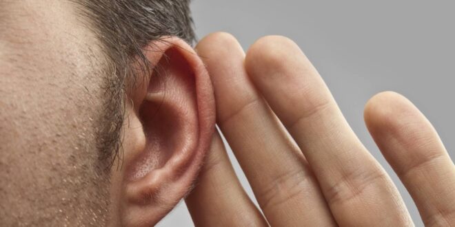 رجل يفقد السمع بأذنه اليسرى بسبب كورونا .. أول حالة من نوعها فى بريطانيا