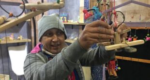 مريم محاربة سرطان تحول صناديق الرنجة والمقشات لألعاب أطفال