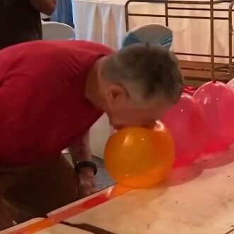 رجل يدخل جينيس برقم غريب.. 'فرقع أكبر عدد من البالونات بفمه بدقيقة'