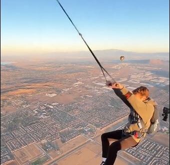 شاب متهور ينفذ قفزة بالمظلة من منطاد على ارتفاع 4 آلاف قدم بعد تأرجحه