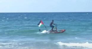 شابان يصنعان دراجة مائية من مخالفات معاد تدويرها للصيد فى بحر غزة