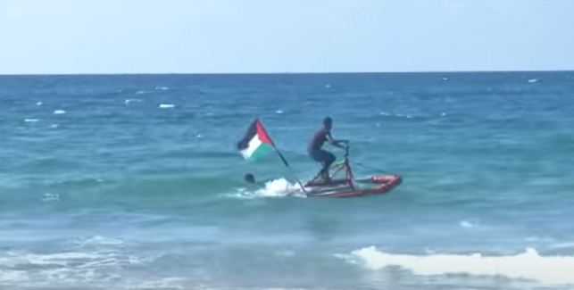 شابان يصنعان دراجة مائية من مخالفات معاد تدويرها للصيد فى بحر غزة