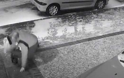 شرطى بريطانى يتعرض لموقف طريف يمنعه من دخول منزله بسبب الجليد