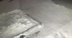 طفلة روسية تنجو بأعجوبة بعد سقوطها من شرفة المنزل على كومة ثلج