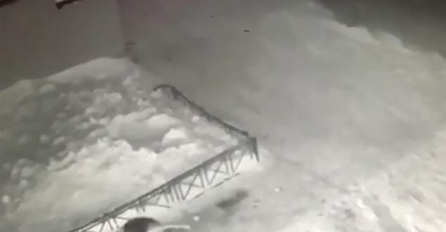 طفلة روسية تنجو بأعجوبة بعد سقوطها من شرفة المنزل على كومة ثلج