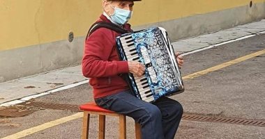 عجوز يعزف موسيقى تحت نافذة غرفة زوجته بمستشفى لعلاج كورونا