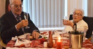 عشاء على ضوء الشموع.. زوجان بعمر الـ90 يحتفلان بعيد زواجهما الـ66 ببريطانيا